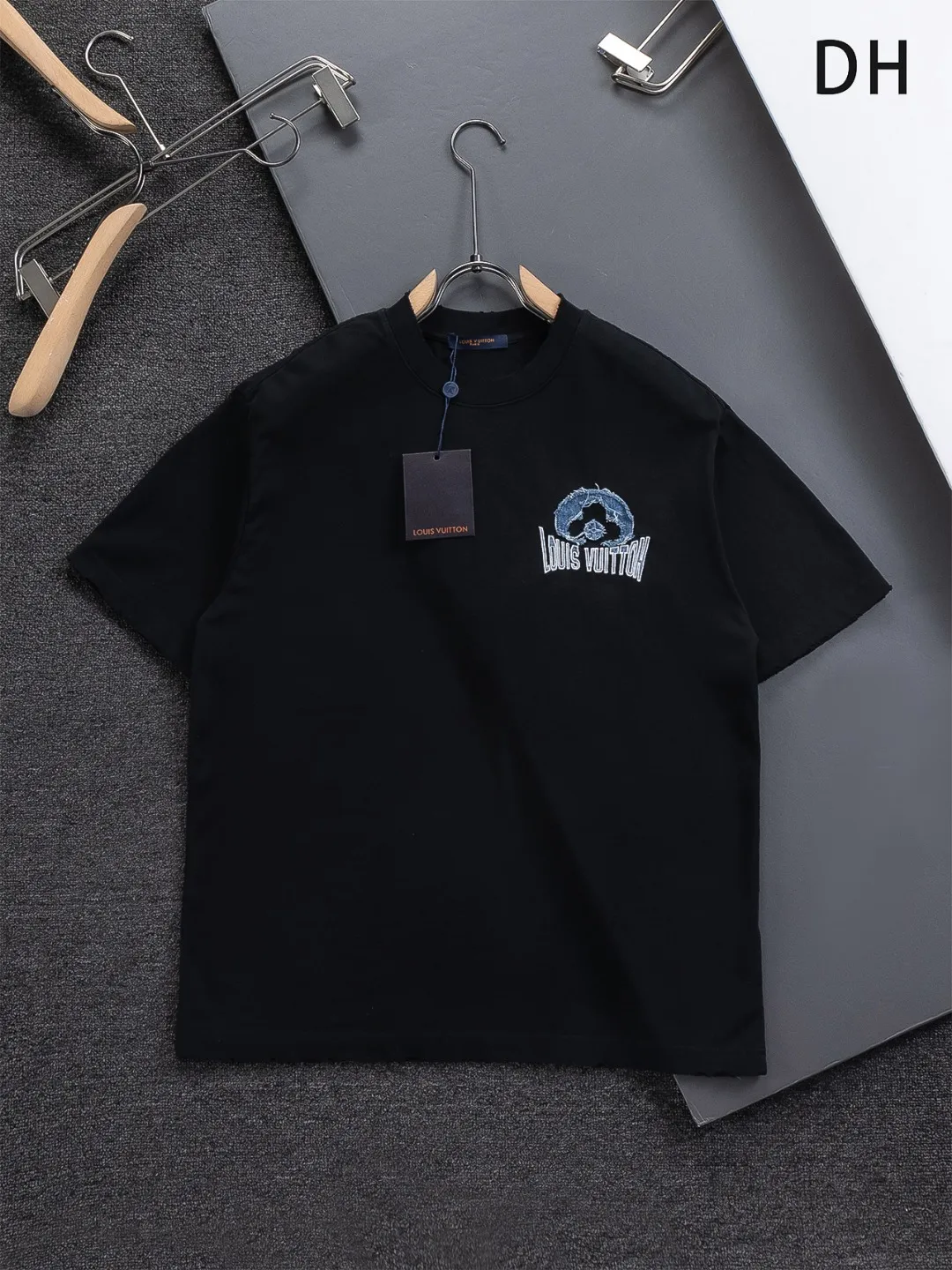 🅿️200 Louis Vuitton 1V LV lv slightly wide version S-XL LV 26ss new products are available at counters simultaneously. Multiple craftsmanship. Water-worn front and rear denim patches with letters 🪡 embroidery. Round neck short-sleeved T-shirt, same style for men and women! Consigned to one-to-one creation. Synchronized with the official website, pure cotton fabrics at the counter! It is close to the skin and comfortable, durable and easy to wear. It has a classic and simple logo design and meticulous original craftsmanship. Short-sleeves, a must-have item for men, do not appear to be the same for the general public, but must be unique and eye-catching. This LV short-sleeve is all about quality, comfort, the same shape and fashion as always, including fabrics and cutting techniques. All of them have been made with great effort! 320 grams of washed pure cotton fabric, pure cotton is breathable, very refreshing and comfortable for daily wear. The rib knitting on the neckline is smooth and tight, and the neckline will not be skewed if you toss it at will. The loose version, you will find that it looks really good on the upper body. The overall is minimalist and neat, super versatile for daily use! Pair it casually with a pair of pants for a youthful look. A T-shirt will make your outfit crazy. It is a fashionable item that can never go wrong! Color: Black White Size: S-XL Size chart: S: Shoulder width 50-Bust 56-Length 70 M: Shoulder width 52-Bust 57-Length 72 L: Shoulder width 54-Bust 59-Length 74 XL: Shoulder width 56-Bust 62-Length 76